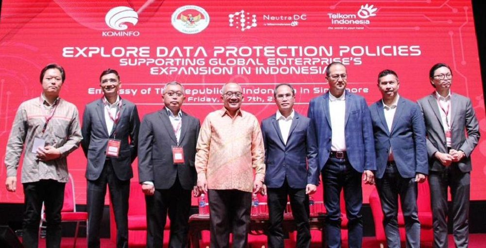 Duta Besar RI Singapura Suryo Pratomo (empat dari kiri) bersama Dirjen Aptika Kemenkominfo Semuel Abrijani Pangerapan (tiga dari kanan), Direktur Group Business Development Telkom Honesti Basyir (empat dari kanan), jajaran direksi NeutraDC dan panelis