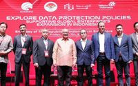 Duta Besar RI Singapura Suryo Pratomo (empat dari kiri) bersama Dirjen Aptika Kemenkominfo Semuel Abrijani Pangerapan (tiga dari kanan), Direktur Group Business Development Telkom Honesti Basyir (empat dari kanan), jajaran direksi NeutraDC dan panelis