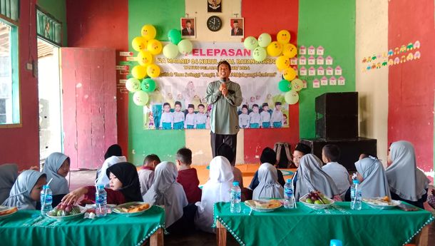 Pendongeng Lampung Jarwo Songha Meriahkan Acara Pelepasan Siswa RA Ma’arif 04 Batangharjo