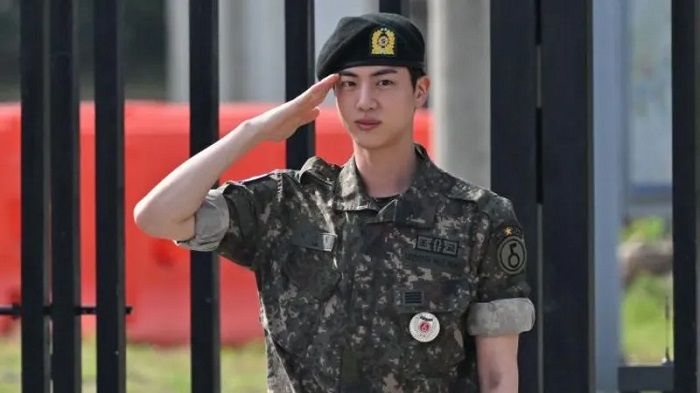 Jin BTS resmi menyelesaikan wajib militer pada Rabu, 12 Juni 2024. 