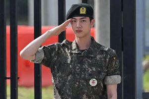 Jin BTS resmi menyelesaikan wajib militer pada Rabu, 12 Juni 2024. 