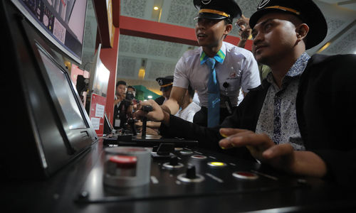 Nampak pengunjung tengah mencoba simulator masinis LRT di arena Pekan Raya Jakarta (PRJ) 2024 di JIexpo Kemayoran.. Keberadaan simulator dari LRT Jakarta itu menjadi wadah edukasi kepada pengunjung yang ingin mengetahui lebih dalam terkait pengoperasian hingga profesi masinis LRT. Kamis 13 Juni 2024. Foto : Panji Asmoro/TrenAsia