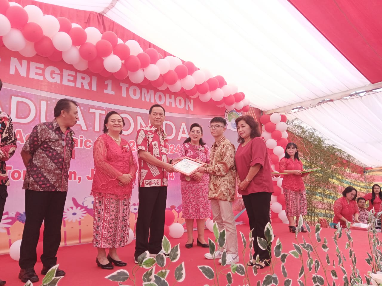 Wali Kota Tomohon Caroll J.A Senduk saat menyerahkan Sertifikat Kelulusan kepada salah satu siswa pada Graduation Ceremony Class Of 2024 SMP Negeri 1 Tomohon. (Foto: Istimewa)