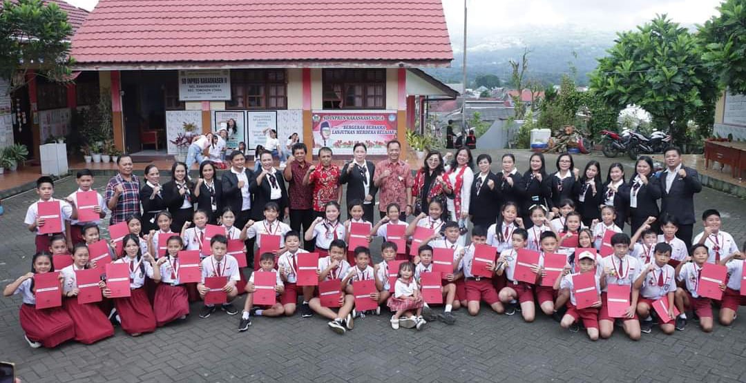 Wali Kota Tomohon Caroll J.A Senduk didampingi Kadis Dikbud dan Sekdis Dikbud saat foto bersama dengan Kepsek, guru-guru dan pegawai serta siswa-siswi kelulusan SD Inpres Kakaskasen Dua. (Foto: Istimewa)