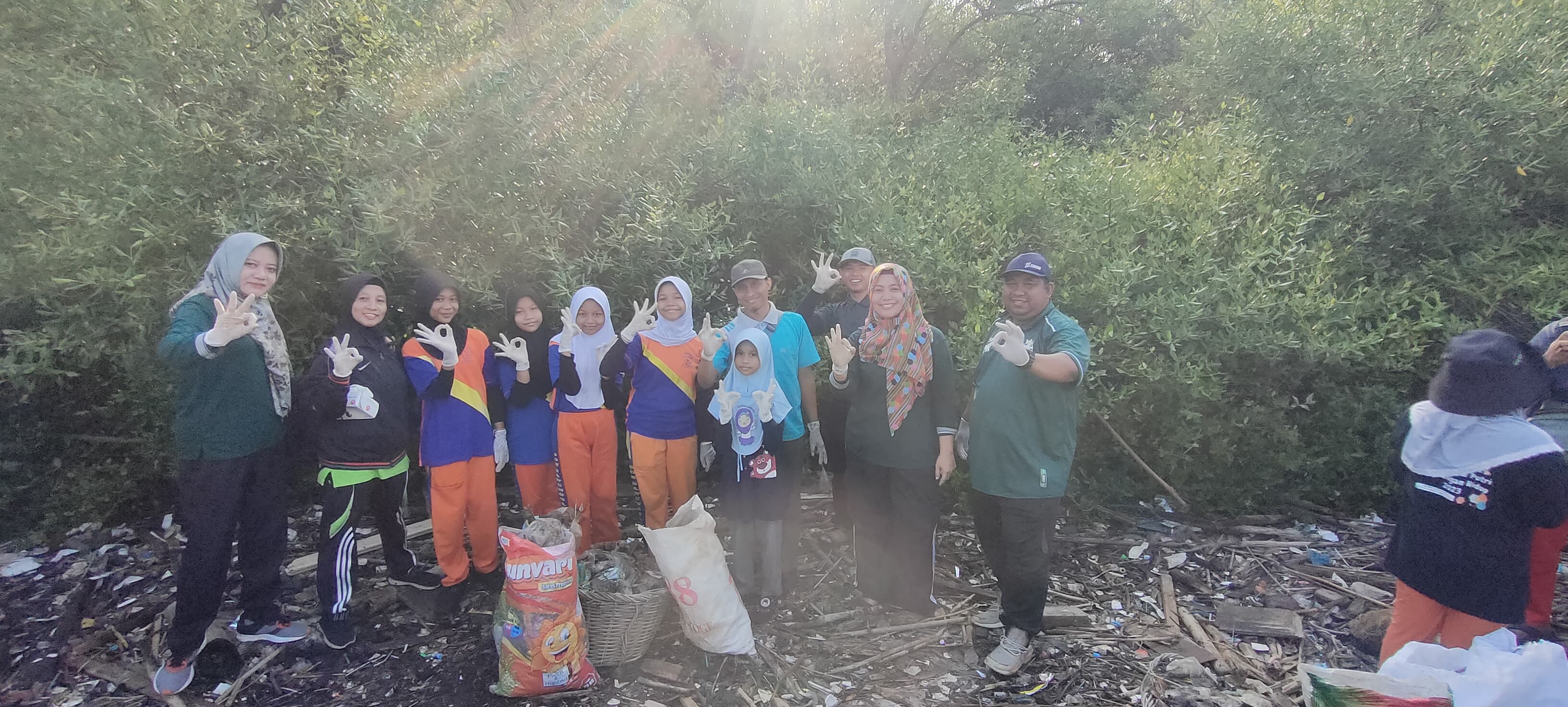 Siswa dan guru SD Sawunggaling 1 Kota Surabaya saat ikut gerakan peduli lingkungan