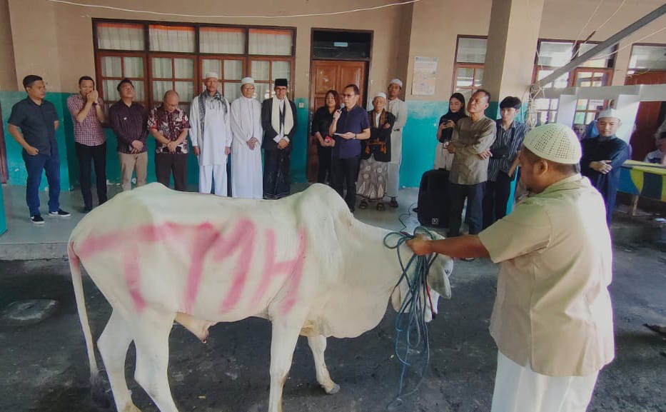 Asisten I Setda Kota Tomohon Drs. O.D.S Mandagi saat menyerahkan hewan kurban di Hari Raya Idul Adha 1445 H bertempat di Masjid Agung Al-Mujahidin Matani Kecamatan Tomohon Tengah. (Foto: Istimewa)