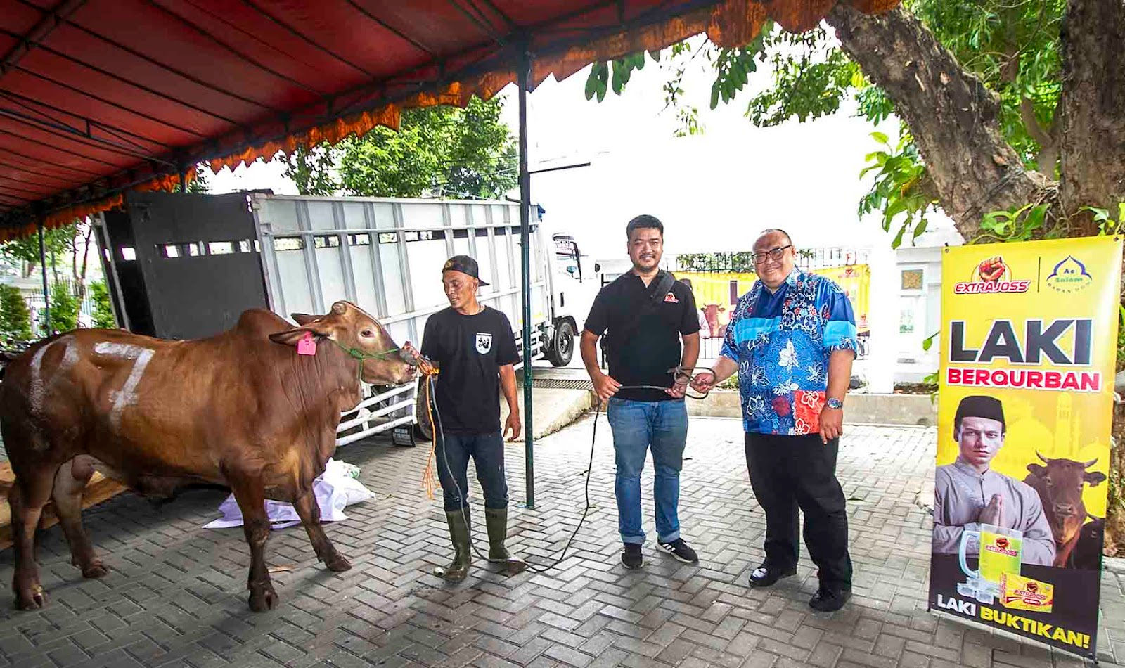 Head of Marketing Extra Joss PT. Bintang Toedjoe Febrian Adiputra menyerahkan hewan kurban secara simbolis kepada Ketua DKM As-Salam Badan POM RI, Noorman Effendi, S.P.,M.Si.