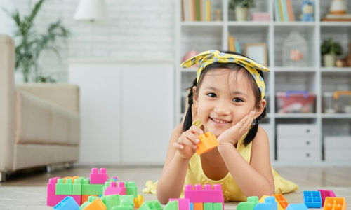 Anak perempuan sedang bermain.