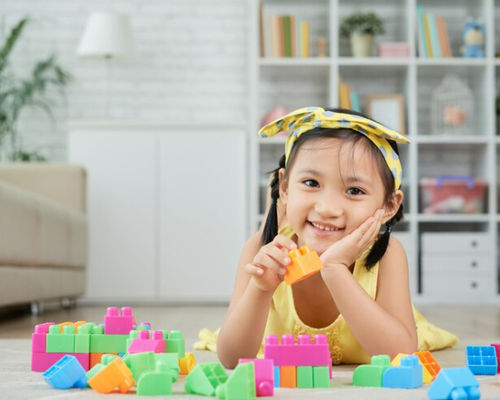 Anak perempuan sedang bermain.