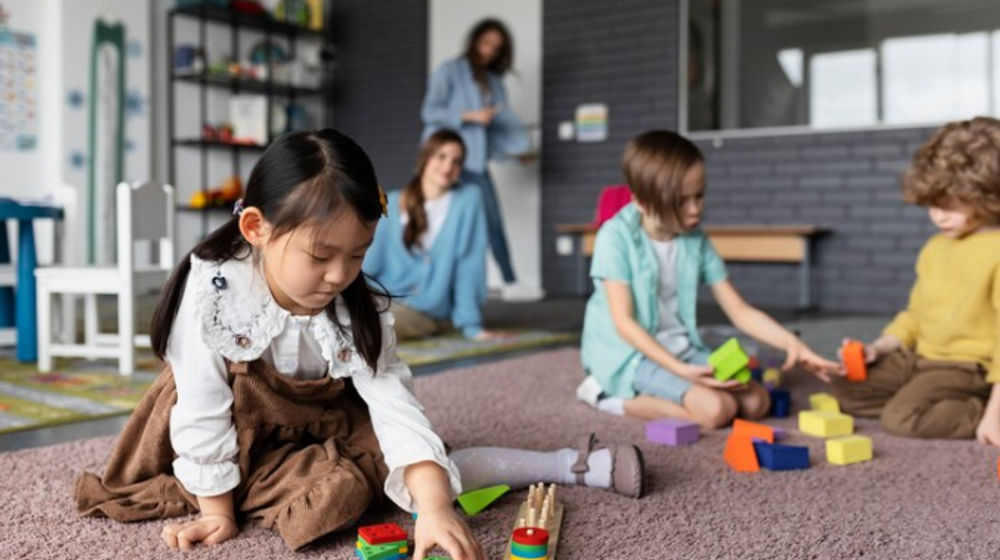 Anak-anak bermain bersama.