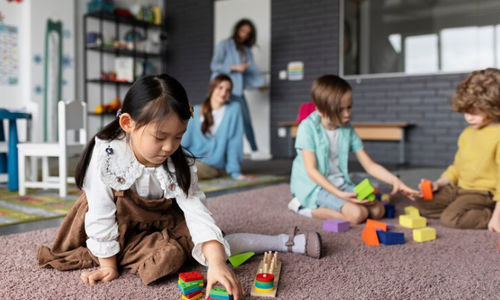 Anak-anak bermain bersama.