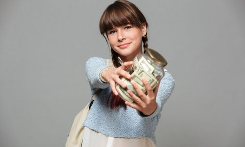 Perempuan memegang jar berisi uang.
