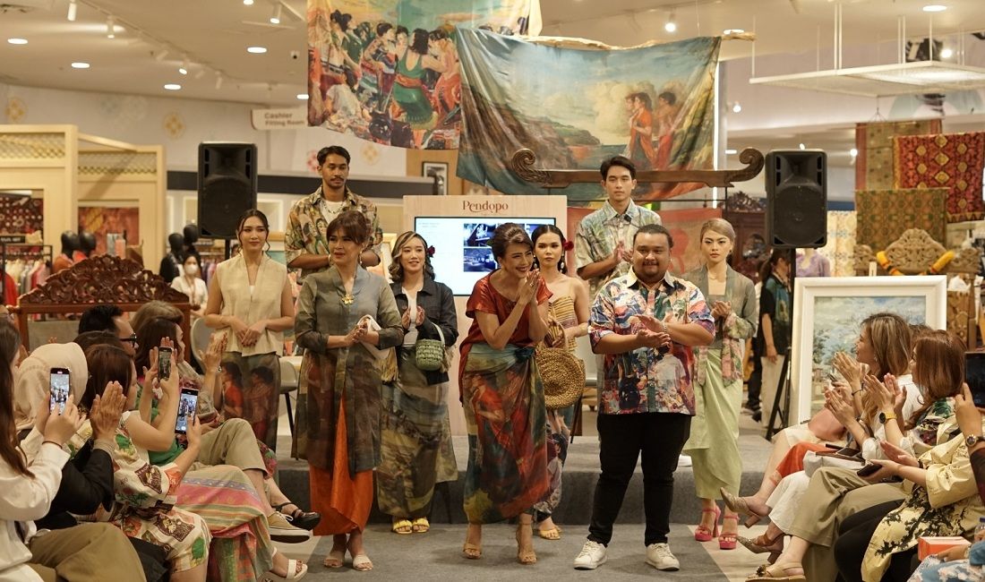Maya Sudjojono dan Rose Pandanwangi bersama para model dan muse di Pendopo Alam Sutera