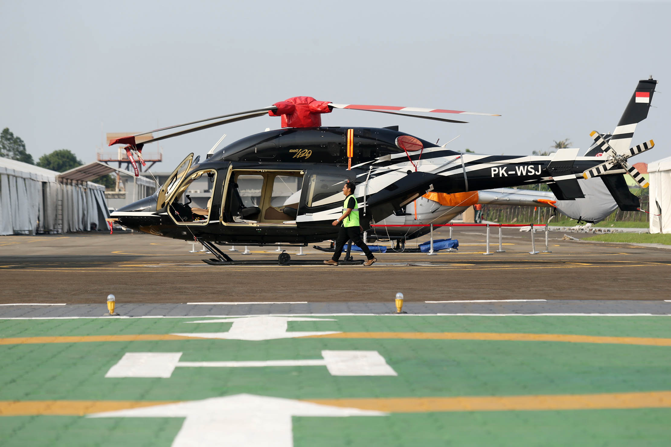 Nampak sejumlah aktifitas persiapan penyelenggaraan Heli Expo Asia yang akan digelar 26-30 Juni 2024 mendatang di Cengkareng Heliport Tangerang. Foto : Panji Asmoro/TrenAsia