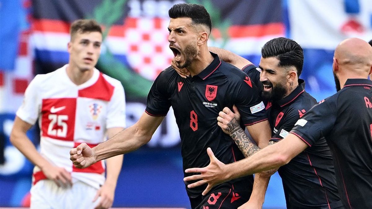 Pertandingan Albania melawan Kroasia dalam Euro 2024 di Hamburg, Jerman, pada Rabu, 19 Juni 2024, diwaranai dengan insiden nyanyian bernada rasis dari kedua suporter yang ditujukan kepada negara Serbia.
