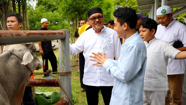 Berbagi Keberkahan, PTPN IV Regional III Salurkan 20.000 Paket Daging Kurban