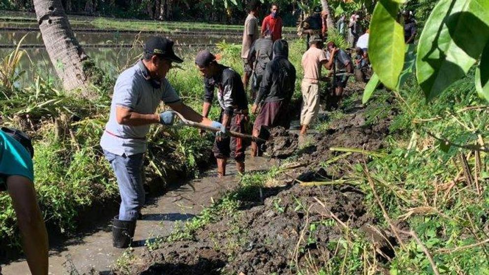 bupati-don-saat-kerja-irigasi-bersama-warga-di-km-i4-kiri-desa-aeramo.jpg