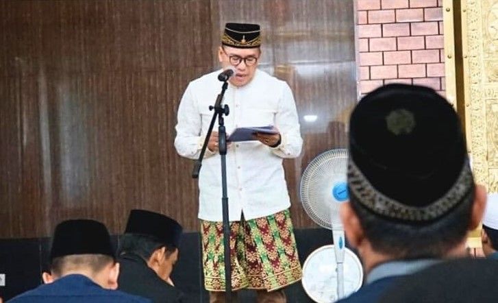 Penjabat (Pj) Bupati Penajam Paser Utara (PPU) Makmur Marbun menyampaikan sambutan dihadapan ratusan jamaah solat Idul Adha1445 H Tahun 2024 di Masjid Agung Al-Ikhlas, Kilometer 08 Nipah-nipah, Senin, (17/6/2024) pagi.