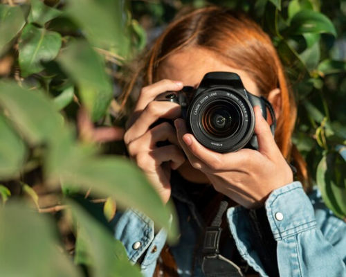 Ilustrasi wanita yang memiliki hobi fotografi.