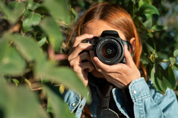 Ilustrasi wanita yang memiliki hobi fotografi.