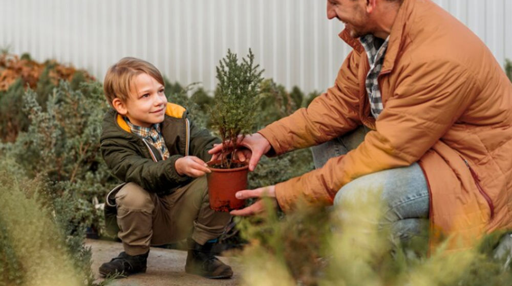 Ilustrasi berkebun dengan anak.