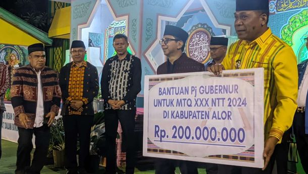 Pj Gubernur Serahkan Bantuan  Rp 200 Juta  untuk MTQ Provinsi NTT di  Kalabahi, Alor 