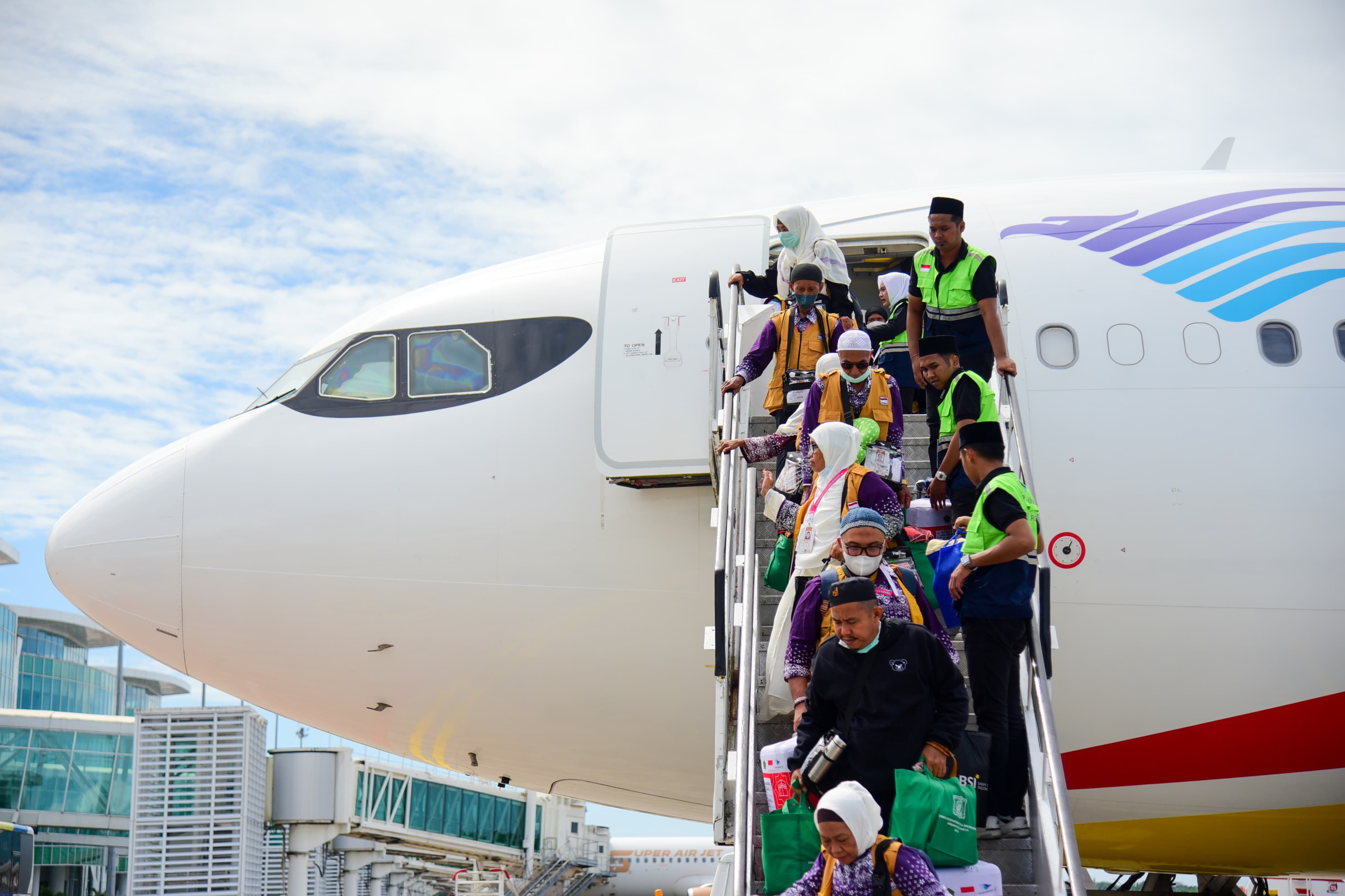 Kedatangan Kloter I Jamaah Haji Asal Balikpapan di Bandara SAMS Sepinggan Balikpapan, pada Selasa 25 Juni 2024 