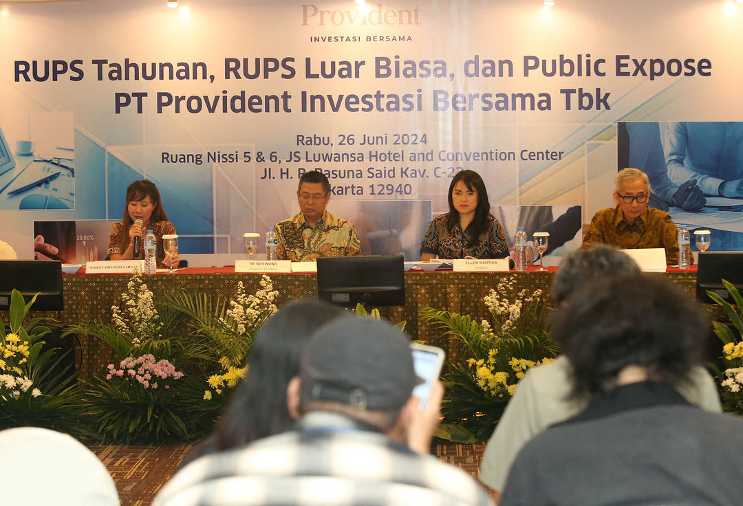 Presiden Direktur PT Provident Investasi Bersama Tbk (PALM) Tri Boewono (kiri) bersama Direktur PALM Ellen Kartika (tengah), Sekretaris Perusahaan Lim Na Lie (kiri) dan Direktur PALM Budianto Purwahjo (kanan), saat sesi Public Expose Tahunan Perseroan yang berlangsung di Jakarta. Rabu 26 Juni 2024. Foto : Panji Asmoro/TrenAsia
