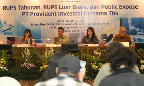 Presiden Direktur PT Provident Investasi Bersama Tbk (PALM) Tri Boewono (kiri) bersama Direktur PALM Ellen Kartika (tengah), Sekretaris Perusahaan Lim Na Lie (kiri) dan Direktur PALM Budianto Purwahjo (kanan), saat sesi Public Expose Tahunan Perseroan yang berlangsung di Jakarta. Rabu 26 Juni 2024. Foto : Panji Asmoro/TrenAsia
