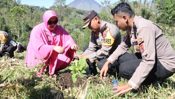 Kapolres Ngada Bersama Ketua Bhayangkari Cabang Ngada Laksanakan Bakti Sosial Penghijauan 