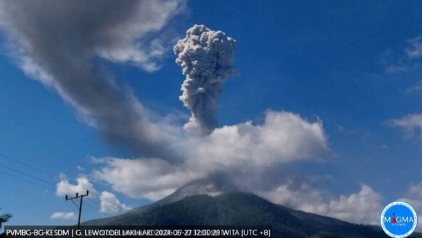 Gunung Lewotobi Erupsi Disertai Gemuruh Dahsyat, Warga Panik dan Berteriak 'Ada Kami di Sini'