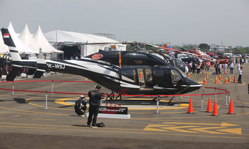 Nampak sejumlah pengunjung tengah melihat beragam jenis heli yang dipajang dalam pameran Heli Expo Asia 2024 di Heliport Cengkareng, Bandara Soekarno Hatta, Tangerang. Kamis 27 Juni 2024. Foto : Panji Asmoro/TrenAsia