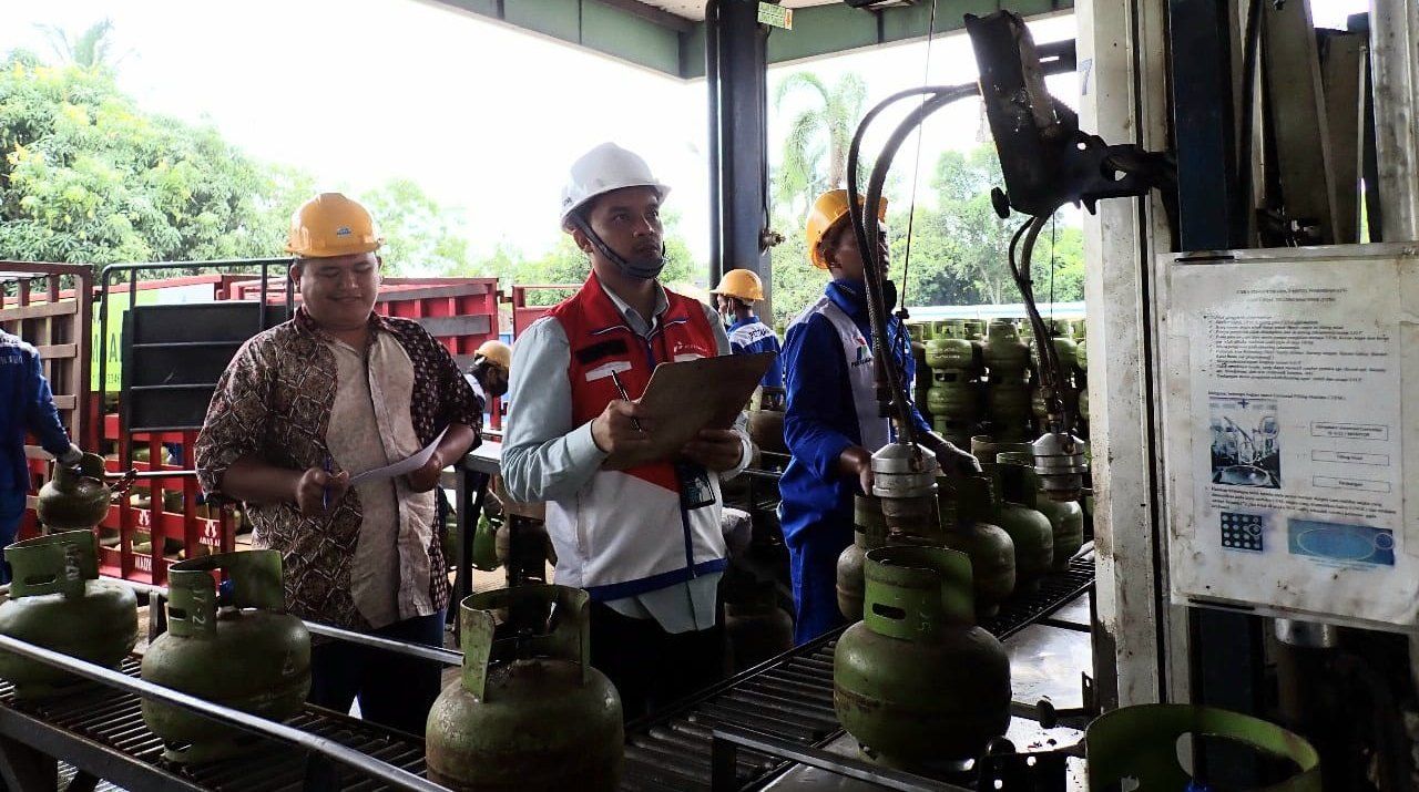 Pertamina Patra Niaga Regional Sumbagut melakukan cek berkala untuk memastikan isi tabung LPG 3 Kg di SPBE dan SPPBE di Sumut sesuai standar