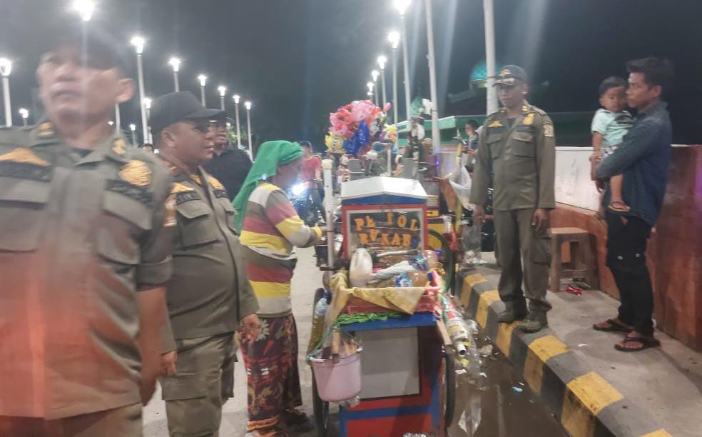 Satpol PP Balikpapan Tertibkan 32 PKL di Jembatan Manggar 