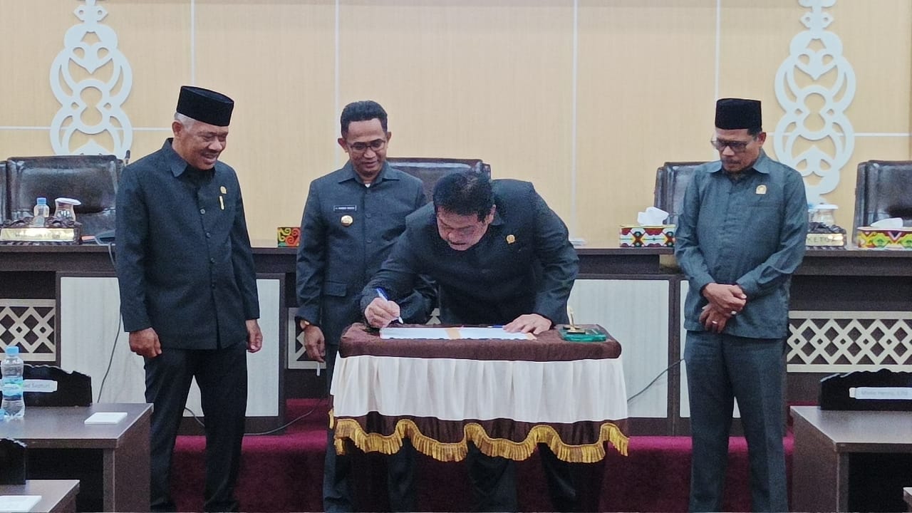 Wali Kota Balikpapan H. Rahmad Mas'ud bersama Ketua DPRD Balikpapan H. Abdulloh serta Wakil Ketua DPRD Balikpapan Budiono dan Laisa saat melakukan penandatangan berita acara persetujuan bersama dalam rapat paripurna DPRD Balikpapan