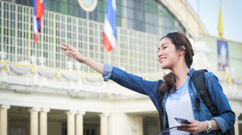 Ilustrasi wanita di luar negeri.