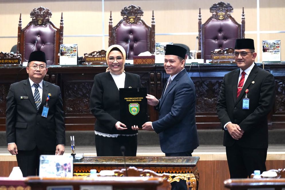 Ketua DPRD Provinsi Sumsel, Dr Hj. RA, Anita Noeringhati, SH, MH dan Pj. Gubernur Sumsel, Elen Setiadi, S.H, M.S.E pada Rapat Paripurna LXXXIV (84) pembicaraan tingkat dua dengan agenda penyampaian laporan hasil pembahasan dan penelitian badan anggaran DPRD Provinsi Sumsel terhadap Raperda tentang pertanggungjawaban pelaksanaan APBD Provinsi Sumsel tahun anggaran 2023 di Palembang, Rabu (3/7/2024).