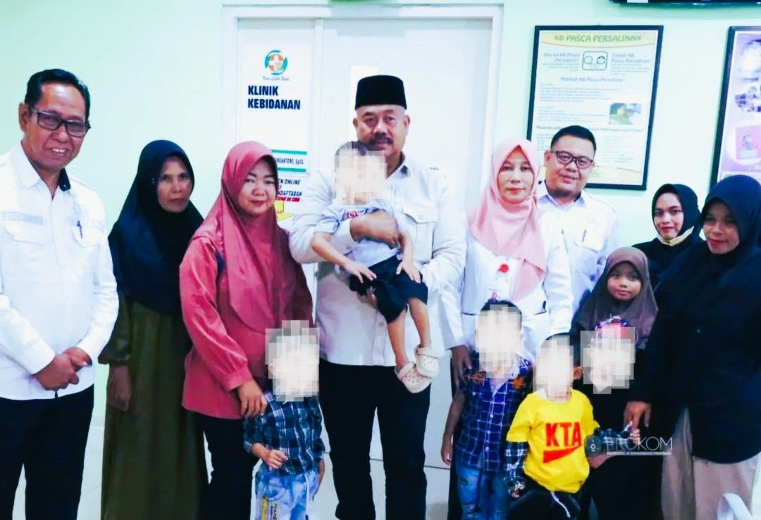 Bupati Kutai Kartanegara, Edi Damansyah melakukan visiting dan intervensi stunting terhadap 5 balita warga Desa Muara Enggelam, Muara Wis di RSUD AM Parikesit Tenggarong, Rabu (3/7/2024).