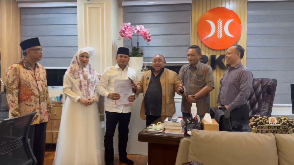 Sekjen DPP PKS Aboe Bakar Al-Habsyi diapit Rudy Mas’ud bersama sang istri, Syarifah Suraidah Abidin, dan Seno Aji.