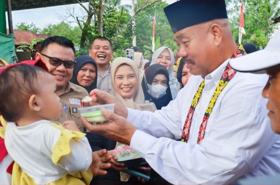 Bupati Kutai Kartanegara (Kukar), Edi Damansyah meninjau upaya pencegahan stunting di Posyandu Edelweis Desa Jembayan, Kecamatan Loa Kulu, Kamis (4/7/2024).