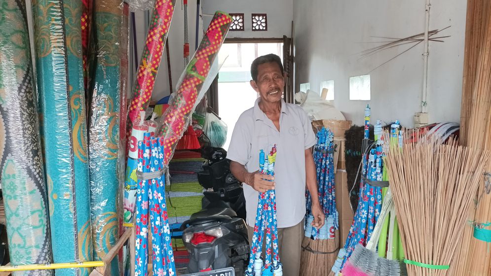 Cerita Herman, Sejak Usia Belia Produksi Gagang Sapu dan Bertahan hingga Kini