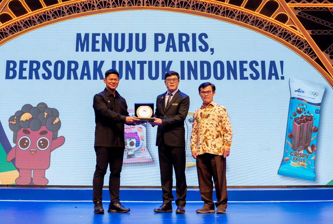 Chief Executive Officer Aice Group Jack Wang menyerahkan plakat pada Ketua Umum NOC Indonesia, Raja Sapta Oktohari usai mengumumkan dukungannya dalam olahraga sebagai Worldwide Olympic Partner 2024 dan Official Ice Cream of Timnas Indonesia di perhelatan Olimpiade Paris 2024. Foto : Panji Asmoro/TrenAsia