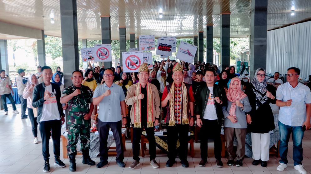 Deklarasi pekon pengawasan partisipatif Pilkada Tahun 2024 dengan tema "Pemilih Jujur, Rakyat Makmur" yang digelar Bawaslu Kabupaten Tanggamus di Pekon Baros, Kecamatan Kota Agung, Kabupaten Tanggamus pada Sabtu (6/7/2024).