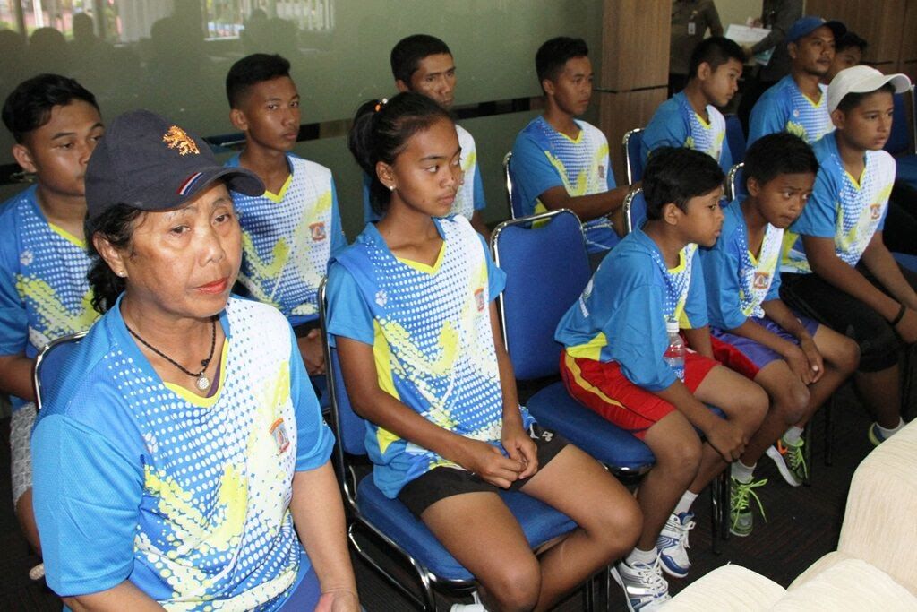 Ibu Any bersama atlet junior ketika mengikuti Kejurda.