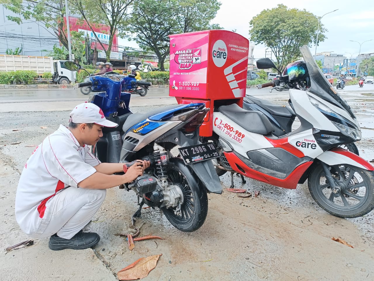 HondaCARE ini akan memberikan 2 Layanan kepada konsumen Honda, yaitu Servis kunjung dan Layanan darurat dijalan