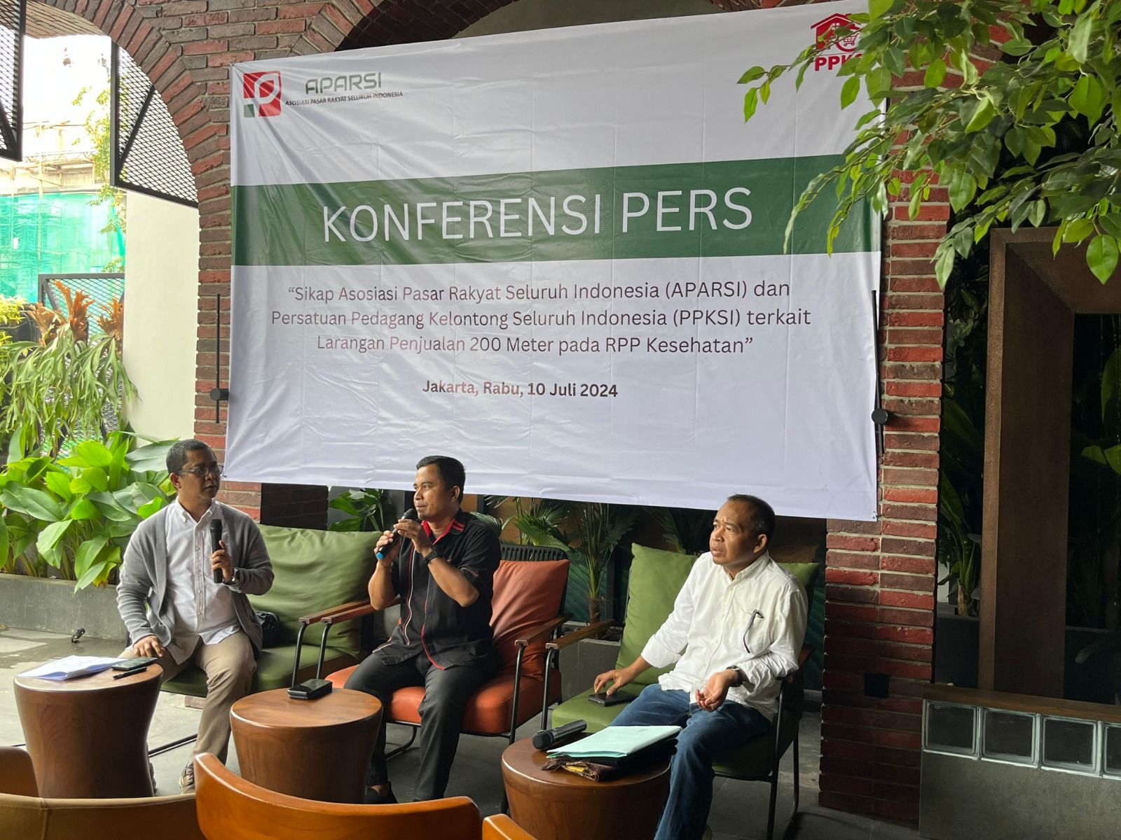 Konferensi pers Sikap APARSI dan PPKSI terkait larangan penjualan 200 meter pada RPP Kesehatan, Jakarta, Rabu, 10 Juli 2024. 