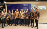 Presiden Komisaris Bersama Digital Data Centres (BDDC) Setyanto Hantoro (keempat kanan), Komisaris BDDC Hardi Wijaya Liong (keempat kiri), Komisaris BDDC Michael Soeryadjaya (kanan), Komisaris BDDC Andi Esfandiari (kedua kanan), Presiden Direktur BDDC Angelo Syailendra (ketiga kanan), Business & Commercial Director Andha Yudha Permana (kiri), Operations Director BDDC Christine Ratna (ketiga kiri), dan Finance & Accounting Director BDDC Juhanti (kedua kiri) dalam Seremoni Peresmian BDDC JST1 di Jakarta, Rabu 10 Juli 2024. Foto : Panji Asmoro/TrenAsia