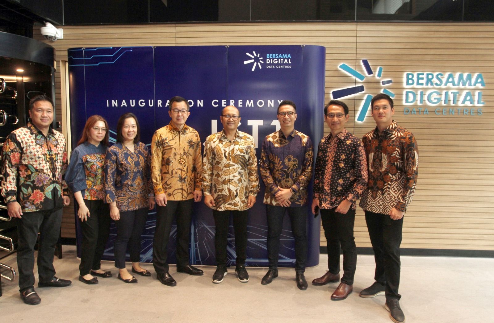 Presiden Komisaris Bersama Digital Data Centres (BDDC) Setyanto Hantoro (keempat kanan), Komisaris BDDC Hardi Wijaya Liong (keempat kiri), Komisaris BDDC Michael Soeryadjaya (kanan), Komisaris BDDC Andi Esfandiari (kedua kanan), Presiden Direktur BDDC Angelo Syailendra (ketiga kanan), Business & Commercial Director Andha Yudha Permana (kiri), Operations Director BDDC Christine Ratna (ketiga kiri), dan Finance & Accounting Director BDDC Juhanti (kedua kiri) dalam Seremoni Peresmian BDDC JST1 di Jakarta, Rabu (10/7).

Bersama Digital Data Centres (BDDC), penyedia pusat data dalam kota (in-town data centre) dengan interkonektivitas dan sistem digital terintegrasi, meresmikan fasilitas pusat data tier IV berkapasitas 5 MW yakni JST1 (Jakarta Selatan Timur), yang berlokasi di Jakarta Timur.