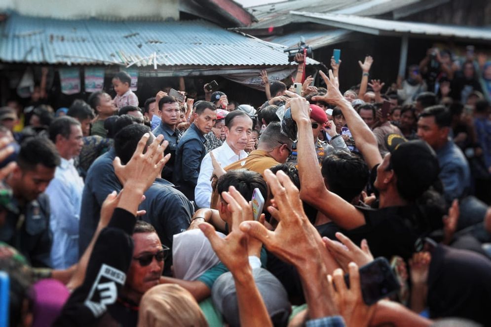 Kunjungan Presiden Republik Indonesia Joko Widodo ke Pasar Sentral Kotabumi, Kabupaten Lampung Utara, pada Kamis (11/7/2024) disambut antusias oleh ribuan warga setempat.