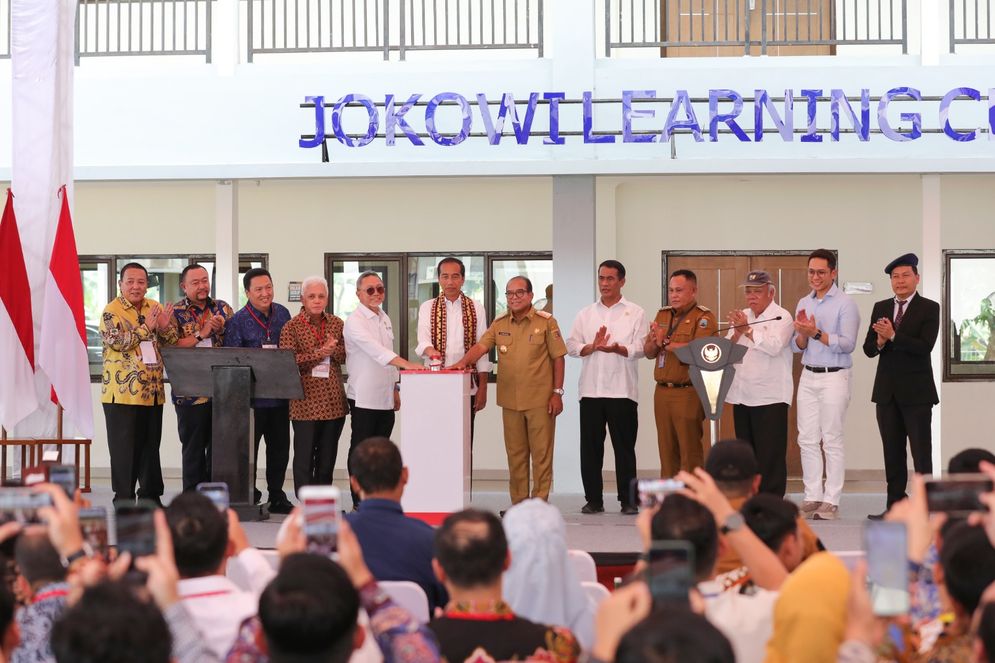 Presiden RI Joko Widodo (Jokowi) dan Menteri Perdagangan Zulkifli Hasan didampingi Pj. Gubernur Lampung Samsudin meresmikan Gedung Jokowi Learning Centre (JLC), di SMA Kebangsaan Kabupaten Lampung Selatan, Kamis (11/7/2024).